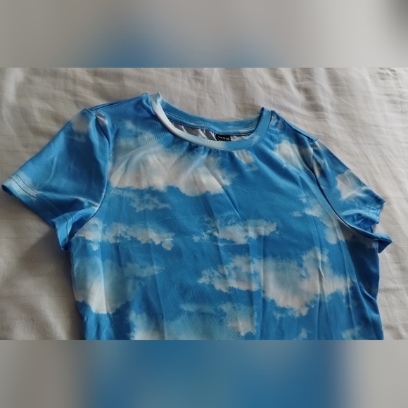 (Price Is Firm) Shein cloud print top size M - Picture 4 of 7